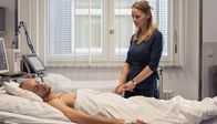 Rentnercops – SENDER: ARD - SENDETITEL: Rentnercops, Folge 15 - UNTERTITEL: Uns trennt das Leben - CAPTION: ARD RENTNERCOPS, FOLGE 15, "Uns trennt das Leben" Uhr im ERSTEN..Laura (Theresa Scholze, r.) wacht am Krankenbett von Georg Trab (Jonas Müller-Liljeström, l.)..