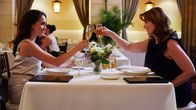 Suits – Rachel (Meghan Markle, l.) und ihre Mutter Laura (Megan Gallagher, r.) planen Rachels Traumhochzeit. Bei aller Vorfreude befürchtet die Braut aber, dass Mikes Geheimnis ans Licht kommen könnte.