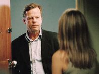 Mankells Wallander – Kommissar Wallander (Krister Henriksson) weiß, dass er einiges falsch gemacht hat und sucht das Gespräch mit seiner Tochter Linda (Johanna Sällström), die von ihrem Vater schwer enttäuscht ist.