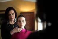 Tatort (SWR) – Von links: Claudia Palladio (Barbara Romaner) versucht das Vertrauen von Sofia Modica (Emma Preisendanz) zu gewinnen.