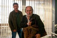 Der Bergdoktor – Bei Alois Bachmeier (C.C. Weinberger, r.) wurde eine Multi-Infarkt-Demenz diagnostiziert. Für Martin (Hans Sigl, l.) ist der Fall aber noch nicht gelöst.