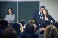 Falsche Versprechen – Mit der Unterstützung ihres Kabinettschefs Yazid (Reda Kateb, 2.v.r.) und ihrer Nachfolgerin Naidra (Naidra Ayadi, li.) arbeitet Clémence (Isabelle Huppert, re.) daran, das Vertrauen der Bewohner der „Bernardins“ zurückzugewinnen.