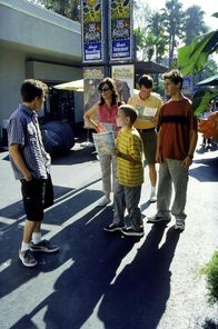 Malcolm mittendrin – Malcolm (Frankie Muniz, li.) ist mit seinen Eltern Lois (Jane Kaczmarek, 2.v.li.) und Hal (Bryan Cranston, 2.v.re.) sowie seinen Brüdern Reese (Justin Berfield, re.) und Dewey (Erik Per Sullivan, mi.) im Zoo unterwegs.