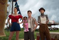 American Horror Story – Amazone Eve (Erika Ervin, l.), Ma Petite (Jyoti Amge, 2.v.l.), Jimmy Darling (Evan Peters, 2.v.r.) und Paul Seal (Mat Fraser, r.) sind nicht begeistert, als erneut ein neuer Freak dem Zirkus beitritt ...