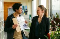 Rentnercops – Hui Ko (Aaron Le, l.) berichtet Vicky Adam (Katja Danowski, r.), daß bei der toten Biotech-Unternehmerin Spuren von Spinnenbissen gefunden wurden.