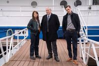 Der Staatsanwalt – Hauptkommissarin Julia Schröder (Anika Baumann, l.), Oberstaatsanwalt Bernd Reuther (Rainer Hunold, M.) und Oberkommissar Alexander Witte (Jannik Mioducki, r.) müssen einen Mordfall aufklären. Warum musste der Sanitärinstallateur Anton Bruch sterben?