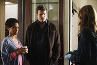 Castle – Richard Castle (Nathan Fillion, M.) und Kate Beckett (Stana Katic, r.) befragen Evelyn (Judith Scott, l.) zum Einbruch in ihrem Haus.