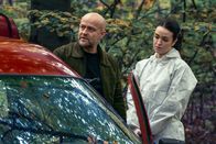 Jenseits der Spree – Die Streifenkollegen haben das Auto des Mörders gefunden. Kann das Auto Robert (Jürgen Vogel, l.) weitere Hinweise geben? Spurensicherin Josefa Arnheimer (Ceci Chuh, r.) ist auf ein seltsames Material im Auto gestoßen, das eigentlich nur von einem Ort kommen kann.