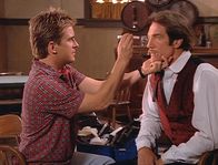 Diagnose: Mord – Jesse (Charlie Schlatter, l.) untersucht Steve (Barry Van Dyke, r.), der nach einem misslungenen Stunt an Schwindelanfällen leidet.