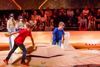 Terra X-Show Kids – Die Zwillinge Michael (l.) und Alexander (r.) haben die Aufgabe, eine Pyramide in möglichst wenigen Spielzügen von A nach B zu versetzen. Werden sie es schaffen?