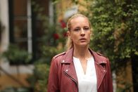 SOKO Wien – Gruppeninspektorin Penny Lanz (Lilian Klebow) beobachtet Stefan Pointner (Wowo Habdank), der sich heimlich mit Miriam Koslik (Doris Hindinger), seiner Geliebten trifft, weil er denkt, dass sie etwas mit der Entführung seines Sohnes zu tun hat.