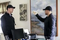 Navy CIS – NCIS Special Agent Timothy McGee (Sean Murray, l.) und Nick Torres (Wilmer Valderrama, r.) bei der Spurensicherung. Werden sie hier den entscheidenden Hinweis entdecken?