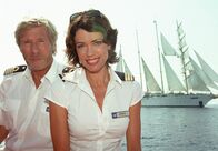 Unter weißen Segeln – WDR Fernsehen UNTER WEISSEN SEGELN - ODYSSEE DER HERZEN, Deutschland 2005, Regie Erwin Keusch Uhr. Kapitän Bernd Jensen (Horst Janson) und seine neue Cruisedirektorin Saskia (Gerit Kling).