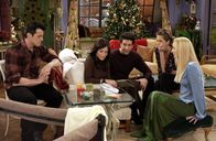 Friends – Ein trauriges Weihnachtsfest droht, denn die Freunde Rachel (Jennifer Aniston, 2.v.r.), Ross (David Schwimmer, M.), Monica (Courteney Cox, 2.v.l.), Phoebe (Lisa Kudrow, r.) und Joey (Matt LeBlanc, l.) vermissen ihren Freund Chandler ...