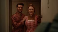 Extraordinary – Jen (Máiréad Tyers) und Jizz (Luke Rollason) als braves Ehepaar. Jen hat George, ihrem Psychologen, von einer heilen Familienwelt erzählt. Als brave Hausfrau, die ihrer Mutter etwas kocht und Jizz als treuen Menschen vorstellt.