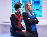 The Orville – Talla (Jessica Szohr, l.); Kelly (Adrianne Palicki, r.)