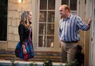 Meine Schwester Charlie – Vater Bob (Eric Allan Kramer) meint, dass die 15-jährige Teddy (Birgit Mendler) noch nicht sicher genung im Umgang mit dem Auto ist...