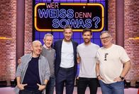 Wer weiß denn sowas? – Moderator Kai Pflaume (M.) und seine Rateteam-Kapitäne Bernhard Hoëcker (l.) und Elton (r.) begrüßen in dieser Sendung den ehemaligen Skispringer Jens Weißflog (2.v.l.) und den ehemaligen Skispringer und heutigen ARD-TV-Experten Sven Hannawald (2.v.r.).