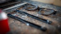 alpha-thema: Unsere Augen: freizeit – Ein Mittelteil und zwei Bügel - innerhalb von zwei Tagen wird aus einer Acetat-Platte eine individuelle Brille.