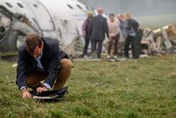 Mayday - Alarm im Cockpit – REENACTMENT - Surviving passenger of Ansett New Zealand Flight 703 William McGrory (played by Benjamin James) searches for his cell phone among the debris to call for help. (Cineflix 2020/Darren Goldstein)