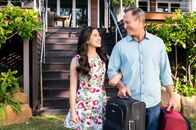 Club der magischen Dinge – Kyra (Kimie Tsukakoshi, l.) ist glücklich. Sie geht mit ihrem Stiefvater Steve (Steve Nation, r.) auf Reisen, um ihren leiblichen Vater zu suchen.