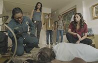 Hawaii Five-0 – (v.l.n.r.) Dr. Noelani Cunha (Kimee Balmilero); Quinn Liu (Katrina Law); Scooter (Tom Allen); Skeez (John Parr); Tani Rey (Meaghan Rath);