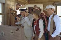 Nickelodeon – Die Filmpioniere Leo Harrigan (Ryan O'Neal, 2.v.l.), Marty Reeves (Stella Stevens, 2.v.r.) und Franklin Frank (John Ritter, re.) erhalten in Kalifornien Anweisungen von der Produktion in Chicago.