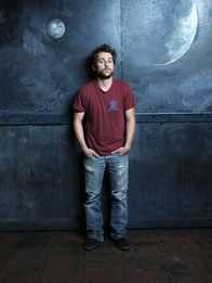 It's Always Sunny in Philadelphia – (1. Staffel) - Charlie Kelly (Charlie Day) ist ebenfalls Mitbesitzer des Paddy's und seit seiner Kindheit mit Mac befreundet ...