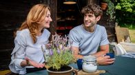 Sturm der Liebe – Alexandra (Daniela Kiefer, l.) will sich ihre Vorfreude auf die Hochzeit durch Noahs (Christopher Jan Busse, r.) leise Zweifel nicht verderben lassen.