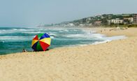 Meeresrauschen – Bunten Regenschirm an einem sonnigen Strand Ocean