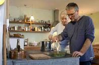 Zu Tisch ... – Grünkohl lässt sich vielseitig einsetzen: Susanne Bruns und Peter Kluin verarbeiten die Stiele zu einem Dessert.