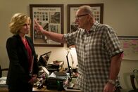 Modern Family – L-R: Claire Dunphy (Julie Bowen) und Jay Pritchett (Ed O'Neill)