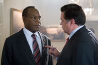 2012 – US-Präsident Thomas Wilson (Danny Glover, l.) wird von seinem Stabschef Carl Anheuser (Oliver Platt, r.) über den Ernst der Lage in Kenntnis gesetzt.