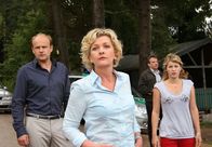 Der Schwarzwaldhof – Hilflos müssen Veronika (Saskia Vester, Mitte), ihre Tochter Merle (Miriam Morgenstern) und Sebastian (Oliver Stokowski) beobachten, wie Stefan davonläuft.