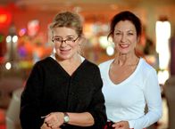 Die Rosenkrieger – Beim Bowling spielen redet sich die Anwältin Elvira Kupfer (Jutta Speidel, li.) bei ihrer besten Freundin, die Psychologin Anna König (Daniela Ziegler) ihren ganzen Frust von der Seele.