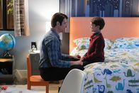 Extant – Jetzt, da Ethan (Pierce Gagnon, r.) zur Schule geht, muss sein Vater John (Goran Visnjic, l.) aufpassen. Die anderen Eltern haben bereits ihr Unbehagen gegenüber dem Jungen geäußert ...