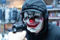 Die Chefin – Adil Assam (Mochles Nassery) überfällt einen Kiosk und wird dabei plötzlich vom Täter selbst zum Opfer.