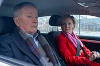 In aller Freundschaft – Roland Heilmann (Thomas Rühmann) will seiner Frau Kathrin Globisch (Andrea Kathrin Loewig) etwas gestehen. Doch Kathrin missversteht ihn und versichert ihm, dass er keinen Grund zur Eifersucht auf ihren alten Schulfreund David hat.