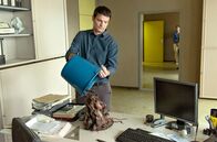 Exil – Xhafer (Mišel Matičević) wird im Büro ständig von seinen Kollegen schikaniert.