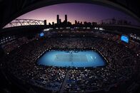 Tennis: Australian Open – Eine allgemeine Ansicht Rod Laver Arena während des Einzelspiels der zweiten Runde zwischen Nick Kyrgios aus Australien und Daniil Medvedev aus Russland am vierten Tag der Australian Open 2022 im Melbourne Park am 20. Januar 2022 in Melbourne, Australien.