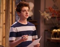 The Mick – Chip Pemberton (Thomas Barbusca) probiert alles, um ein kleiner Casanova zu werden. Nur bei den Frauen kommt seine Masche leider gar nicht gut an ...