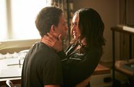 Suits – Rachel (Meghan Markle) und Mike (Patrick J. Adams) versprechen sich, dass sich der Rechtsstreit zwischen ihren Arbeitgebern nicht auf ihre Beziehung auswirken soll. Doch Berufliches von Privatem zu trennen, wird immer schwieriger.
