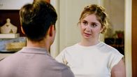 Rote Rosen – Nach einem verpatzten Date wird es zwischen Noah (Jan Liem) und Toni (Sarah Buchholzer) doch noch romantisch.