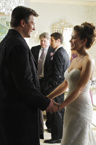 Castle – Am Morgen einer Hochzeit wird die Brautjungfer tot aufgefunden. Castle (Nathan Fillion, l.) muss feststellen, dass die Braut seine längst verflossene Liebe Kyra (Alyssa Milano, r.) ist.