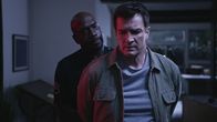 The Rookie – Nolan (Nathan Fillion, r.) hat schlechte Karten. Er wird aus den eigenen Reihen als Sündenbock dargestellt und der Korruption bezichtigt. Sein langjähriger Vorgesetzter Sergeant Grey (Richard T. Jones, l.) kann über diese schweren Vorwürfe nicht hinwegsehen und bringt Nolan unter Tatverdacht aufs Revier.