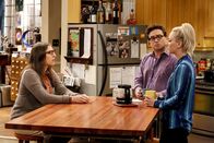 The Big Bang Theory – Können Leonard (Johnny Galecki, M.) und Penny (Kaley Cuoco, r.) der Verlobten Amy (Mayim Bialik, l.) mit Rat und Tat zur Seite stehen?