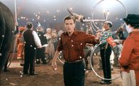 Big Fish – Der junge Edward Bloom (Ewan McGregor) führt als Teil eines Zirkus ein bemerkenswertes und skurriles Leben. Doch eines Tages, macht er eine Entdeckung, die ihn seitdem nicht mehr loslässt.