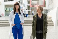Die Chefin – Dr. Katja Schneider (Claudia Graf, l.) teilt Vera Lanz (Katharina Böhm, r.) mit, dass sie sich auch ein Motiv außerhalb Dr. Seibolds Engagement zur Sterbehilfe vorstellen kann.