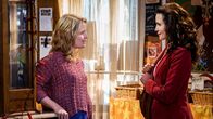 Cedar Cove – l-r: Justine Lockhart (Sarah Smyth), Olivia Lockhart (Andie MacDowell)