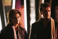 Castle – Beckett (Stana Katic, M.) und Castle (Nathan Fillion, r.) haben eigentlich noch ein paar Fragen an John Knox (Jonathan LaPaglia, l.), doch der verweigert das Gespräch mit den beiden.